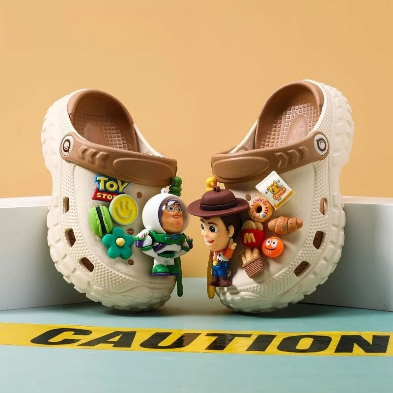 Woody und Buzz Lightyear Clogs – Jibbitz Toy Story Beige