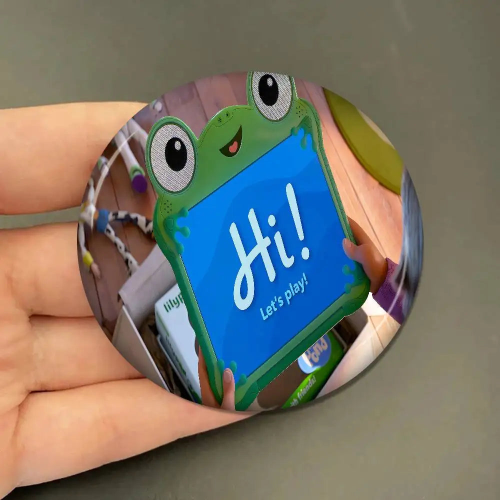 Toy Story 5 Weiches Abzeichen – Seerosenblatt Hi Let's Play Pappkartonraum