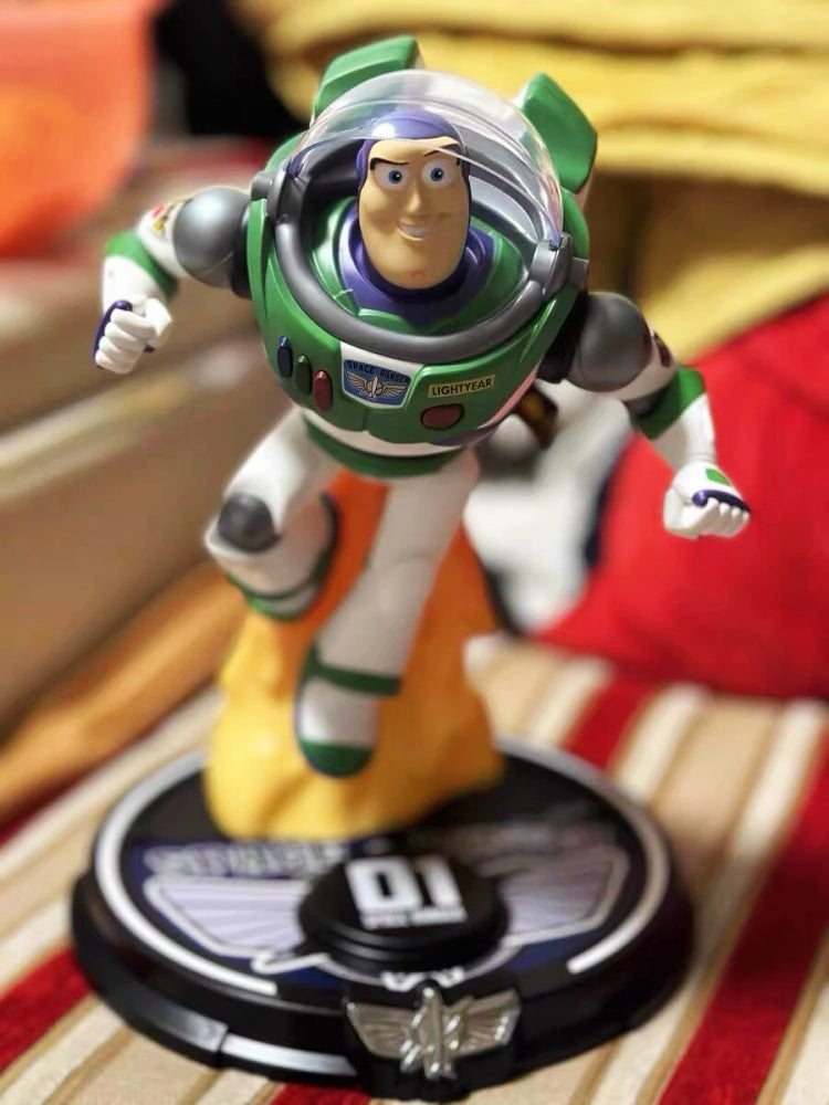 Buzz Lightyear-Figur – 28 cm, gelenkig mit kabellosem Ladegerät, Sammlerdisplay
