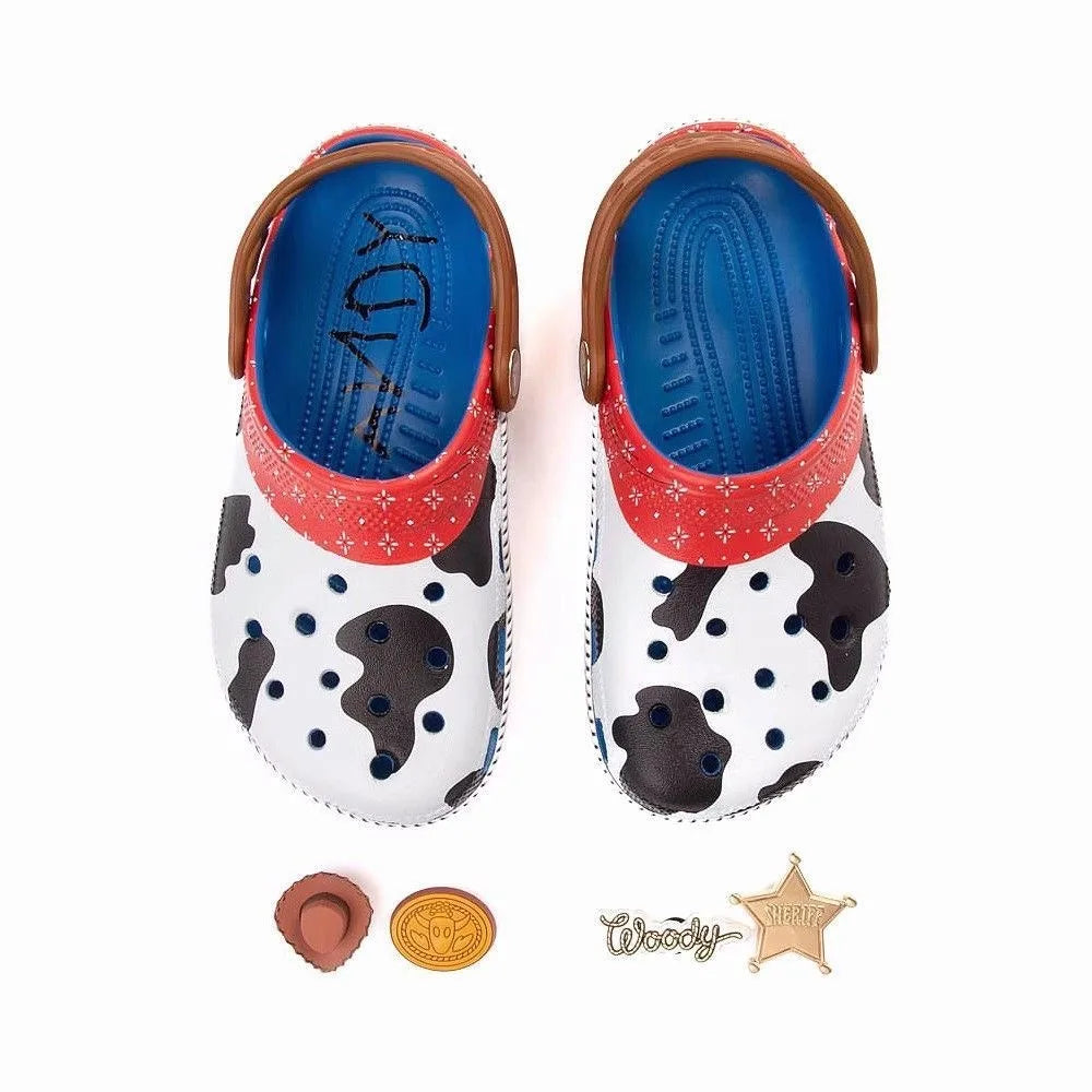 Crocs Woody – Rotkantige Kuh-Clogs Sternenanhänger