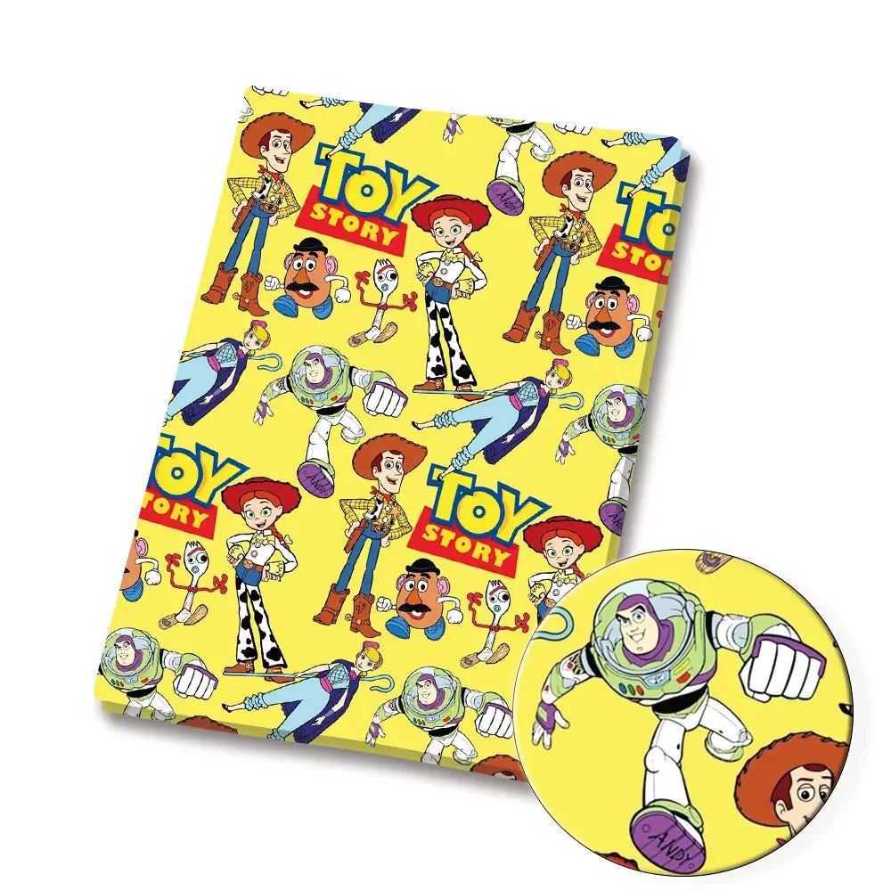 Woody Jessie und Buzz Fabric – Toy Story Muster gelber Hintergrund