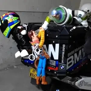 Figurka Chudy'ego i Buzza Astralni – duet wiszących na motocyklu 43 cm