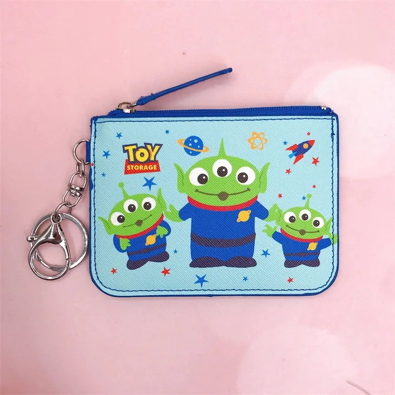 Alien Coin Wallet – Space Trio Reißverschluss-Clutch mit himmelblauem Hintergrund
