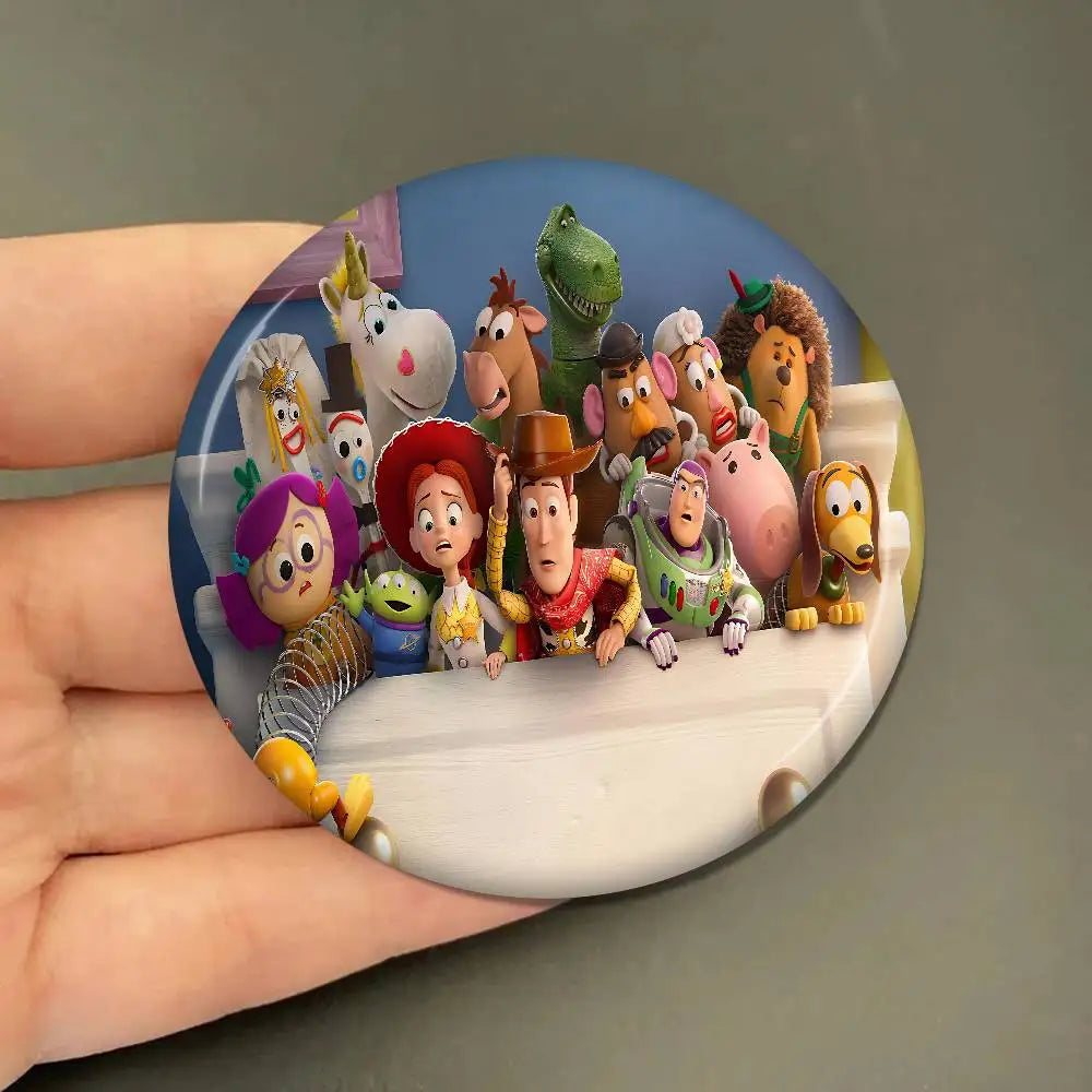 Toy Story 5 Soft Badge – Zmartwione zgromadzenie na krawędzi łóżka