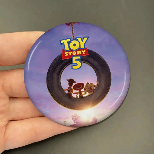 Toy Story 5 Soft Badge – Sunset Logo Reifenschaukel