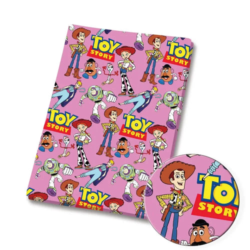 Woody Jessie und Buzz Fabric – Toy Story Muster mit rosa Hintergrund