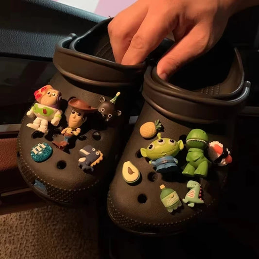 Toy Story Schuhanhänger – 13-teiliges Set (Buzz, Woody, Pile Hair, Alien, Rex + dekorative Muster)