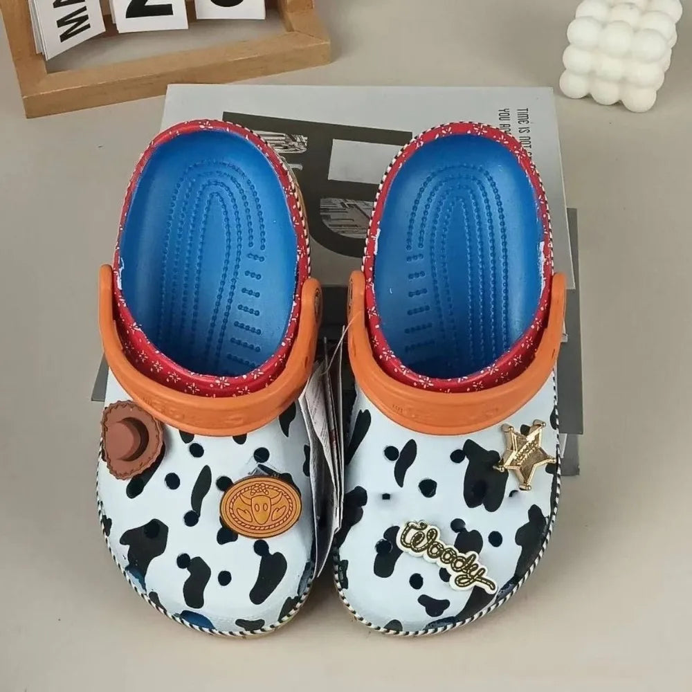Crocs Woody – Rotkantige Kuh-Clogs Sternenanhänger