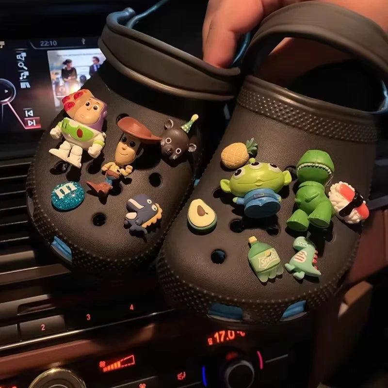 Charms de Chaussures Toy Story - Set 13 pièces (Buzz, Woody, Pile-Poil, Alien, Rex + Motifs Décoratifs)