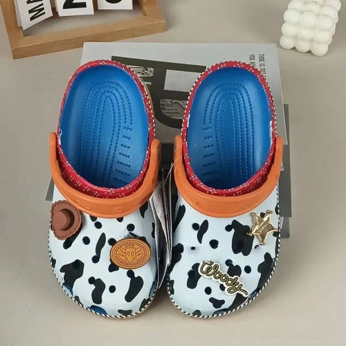 Crocs Woody – Rotkantige Kuh-Clogs Sternenanhänger