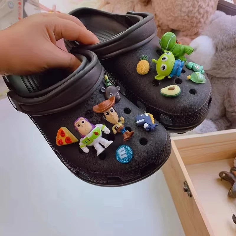 Charms de Chaussures Toy Story - Set 13 pièces (Buzz, Woody, Pile-Poil, Alien, Rex + Motifs Décoratifs)
