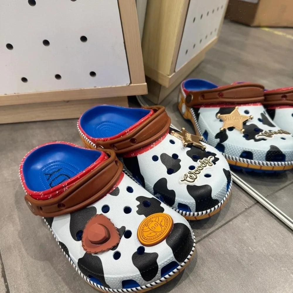 Crocs Woody – Rotkantige Kuh-Clogs Sternenanhänger