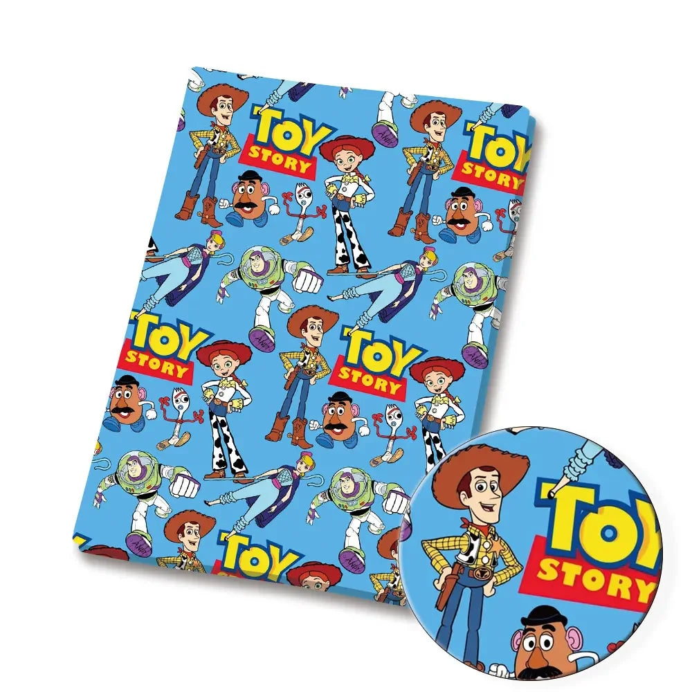 Woody Jessie und Buzz Fabric – Toy Story Muster Blauer Hintergrund