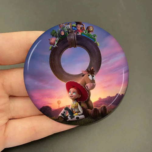 Toy Story 5 Soft-Abzeichen – Jessie und Pile Under the Prairie Tire
