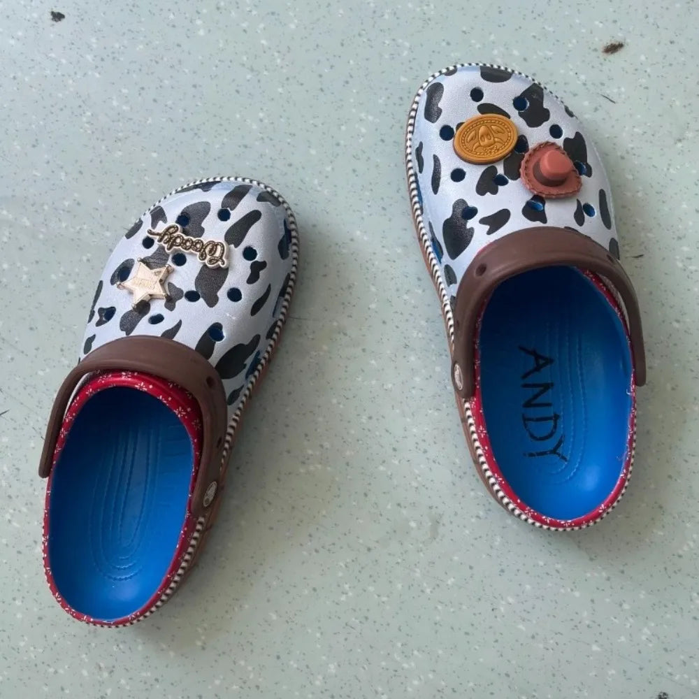 Crocs Woody – Rotkantige Kuh-Clogs Sternenanhänger