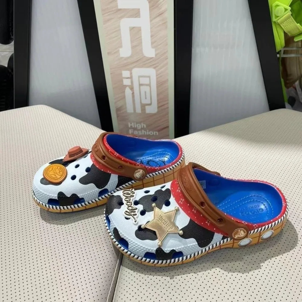 Crocs Woody – Rotkantige Kuh-Clogs Sternenanhänger