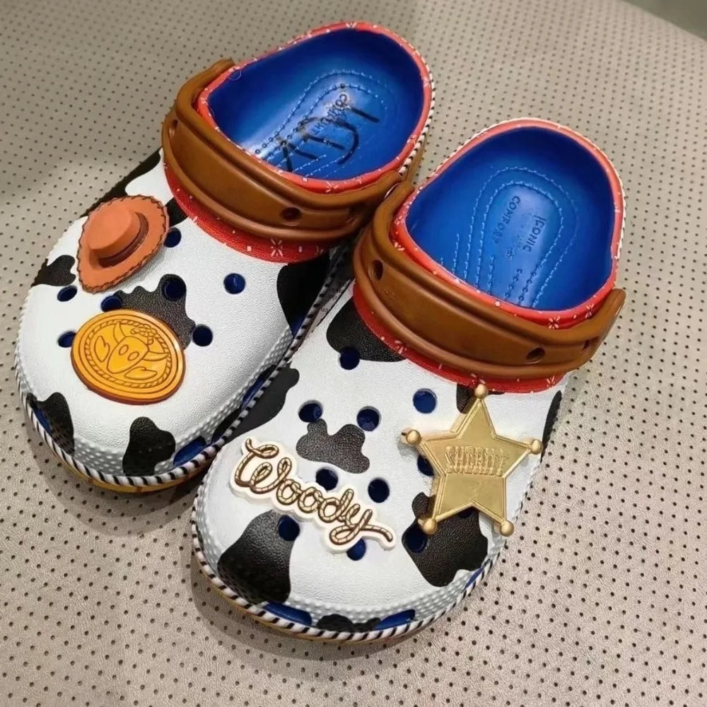 Crocs Woody – Rotkantige Kuh-Clogs Sternenanhänger